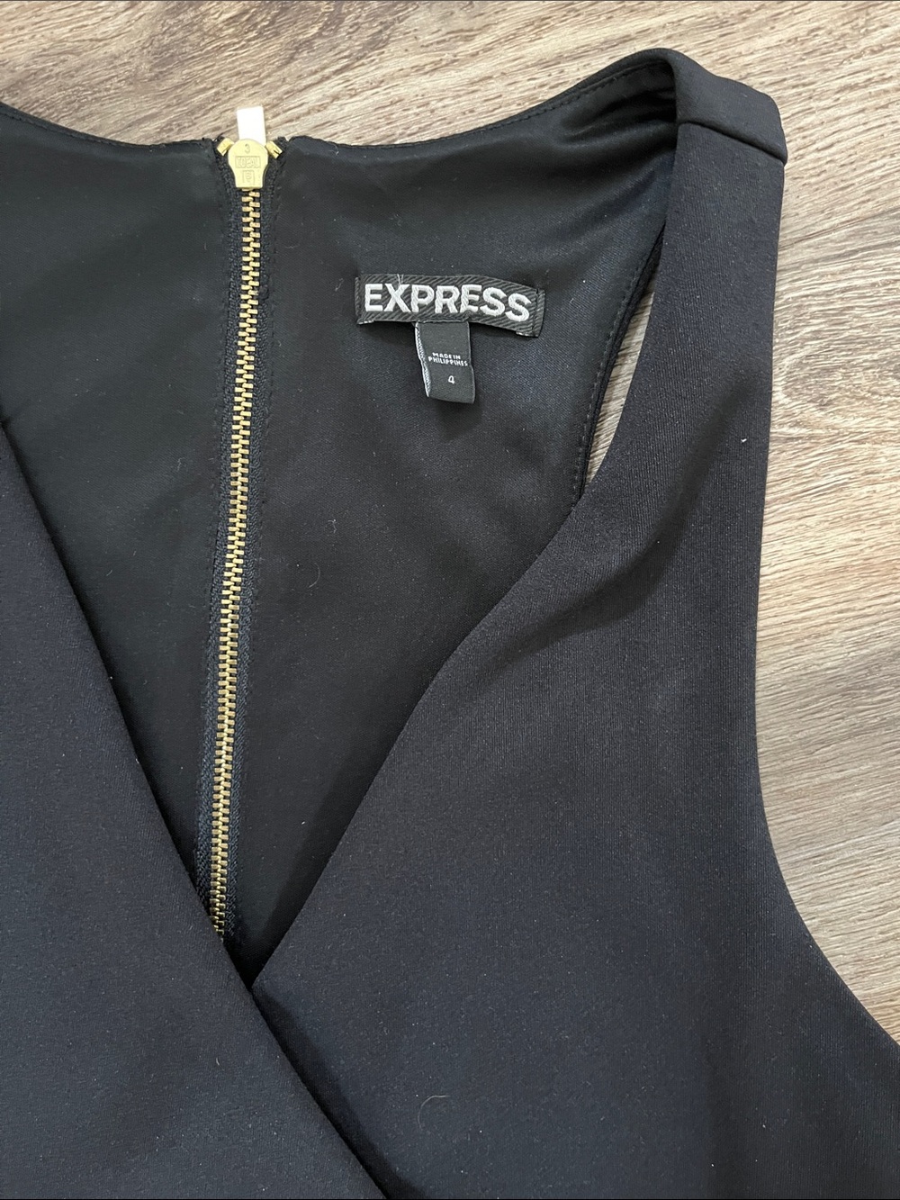 Express Black Sleeveless V-Neck Mini Dress Cutout Waist Gold Back Zipper Sz 4 - Picture 3 of 8